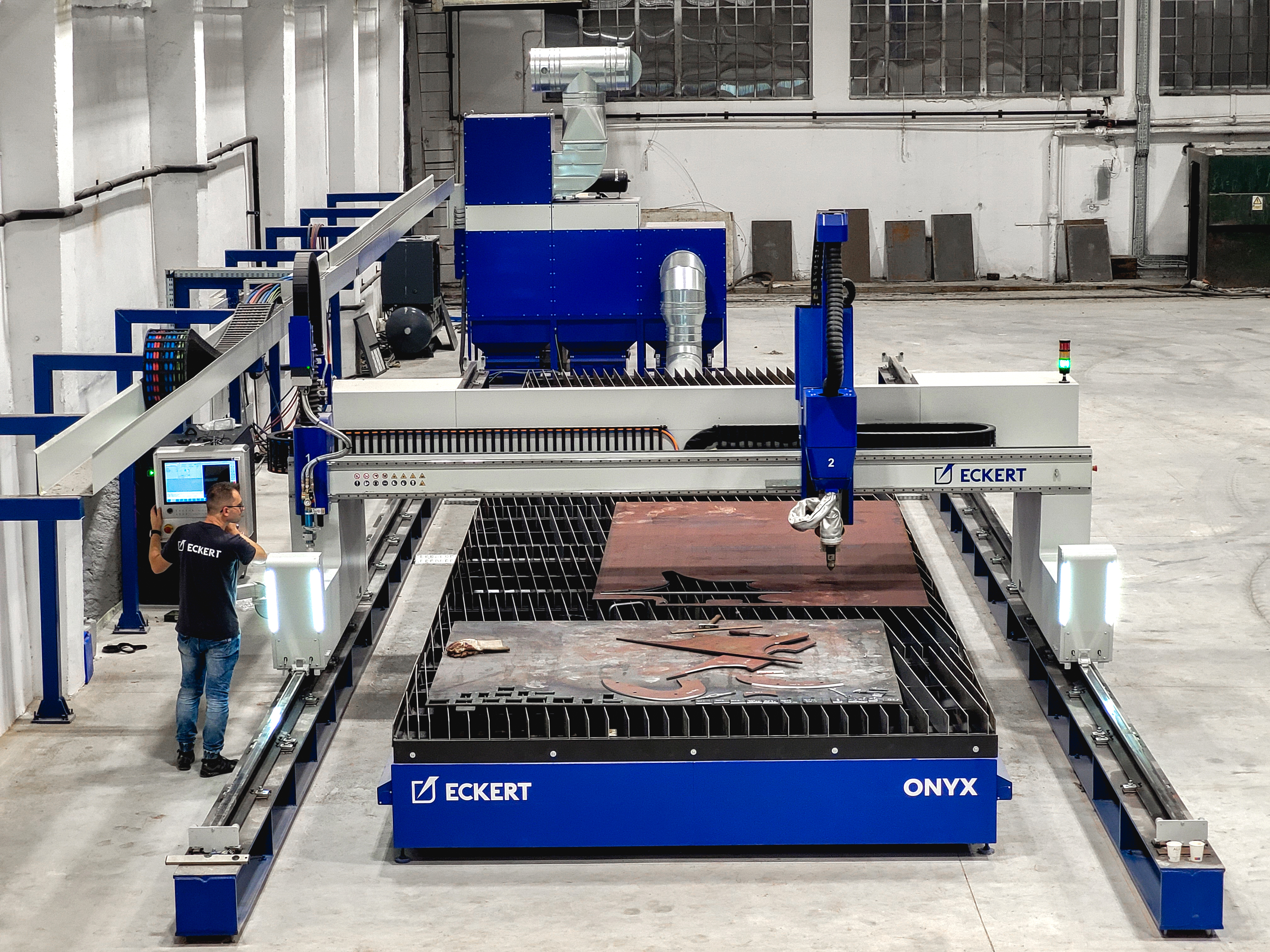Przemysłowa wycinarka plazmowa CNC Eckert Onyx z prawidłowo podłączonym zaciskiem masowym do materiału