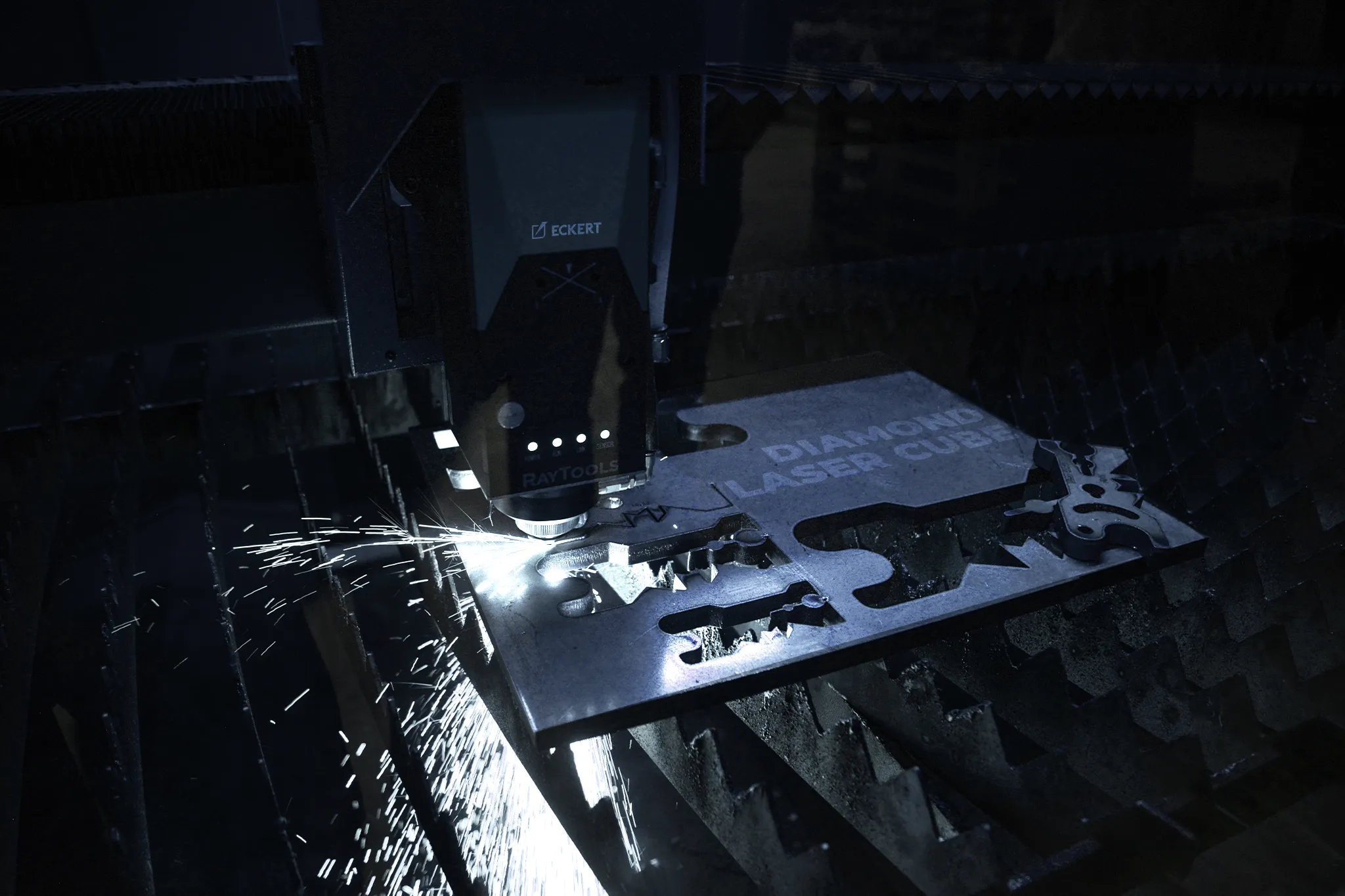 Laser światłowodowy CNC podczas precyzyjnego cięcia blachy stalowej