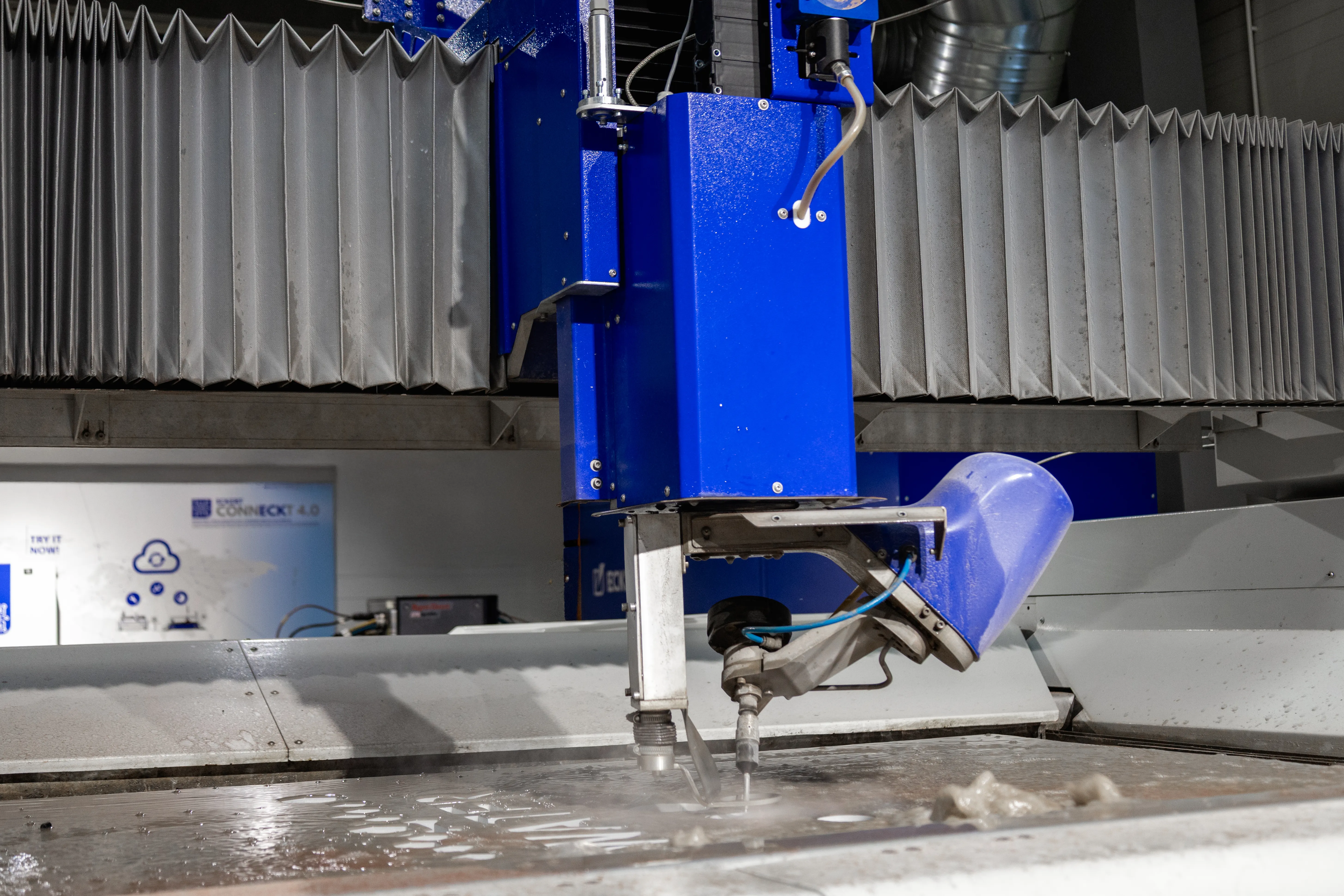 Suport Pro-X 3D podczas cięcia wodą na maszynie CNC