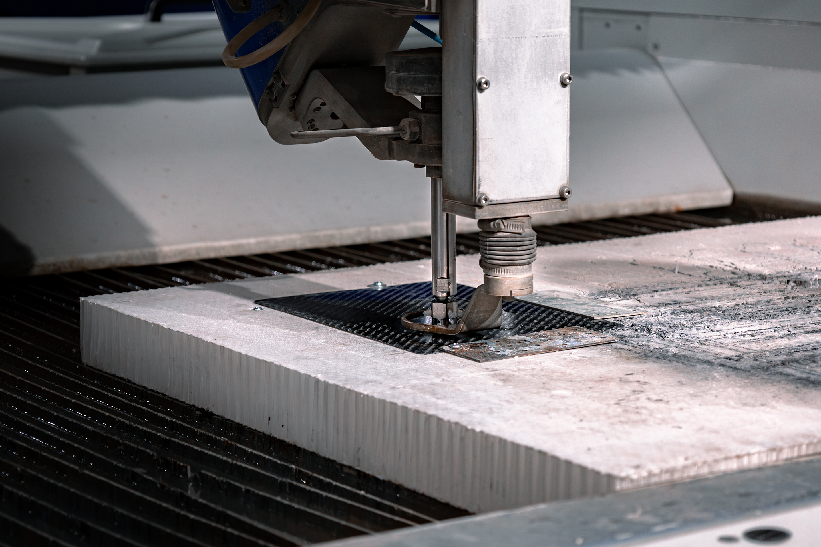 Cięcie czystą wodą (pure waterjet) – głowica tnąca na maszynie CNC Opal Waterjet Combo