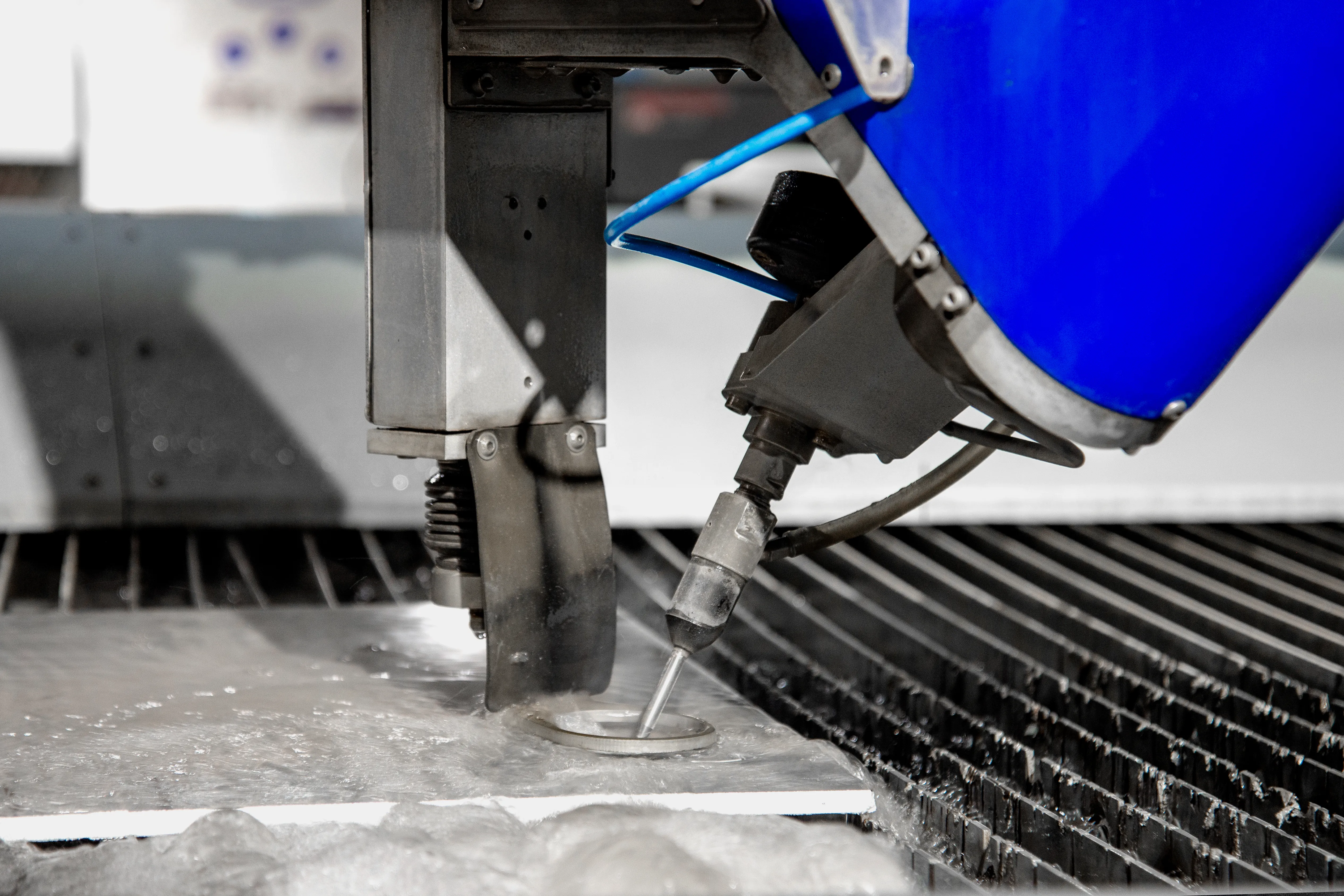 Głowica WaterJet podczas precyzyjnego cięcia blachy strumieniem wody pod wysokim ciśnieniem